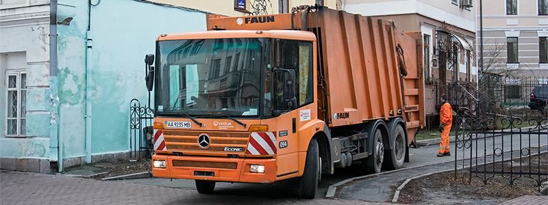 В Киеве мусоровоз задавил мужчину