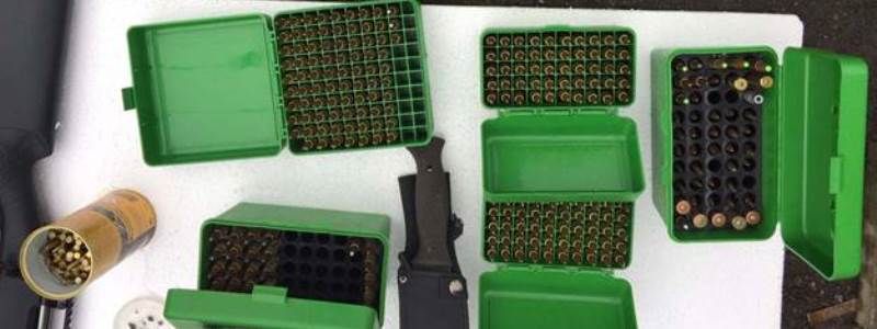 В Киеве в гараже поселился мужчина в компании винтовок, полтысячи патронов и 17 ножей