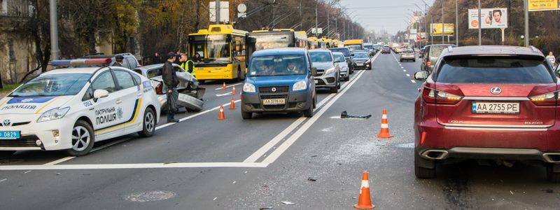 В Киеве девушка на Lexus "впечатала" Lanos во внедорожник