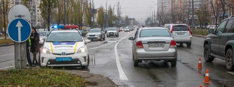На Оболони нервная девушка попала под Сhevrolet: подробности