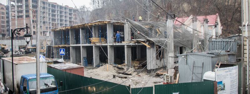 На Воздвиженке обрушилось здание, пострадал мужчина: подробности