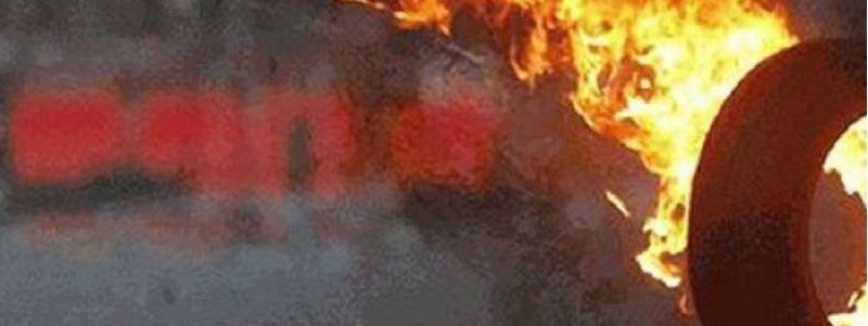 В Киеве активисты приехали к Порошенко, а потом подожгли шины под Радой