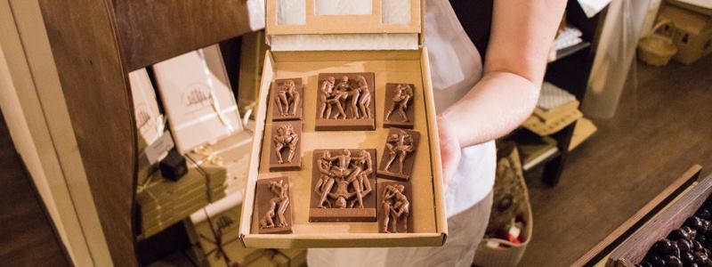 В центре Киева продают шоколадные половые органы и обучают камасутре