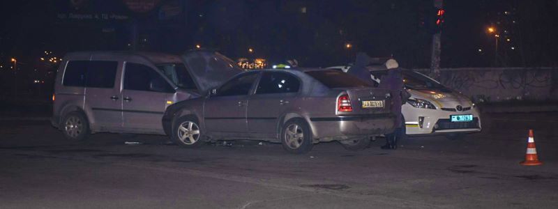 В Киеве Skoda и Volkswagen не поделили перекресток: пострадала женщина