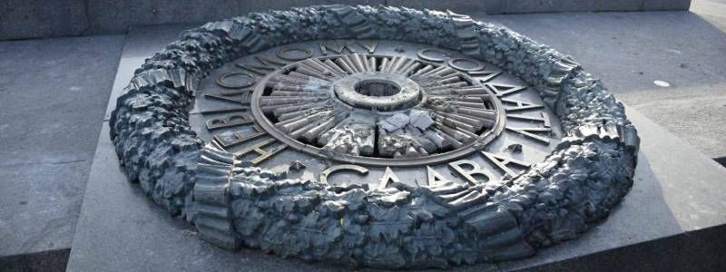 В Киеве снова зацементировали Вечный огонь