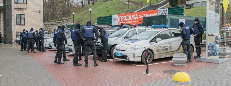 Медики, пожарные и кинологи: лица людей, охраняющих порядок в Киеве