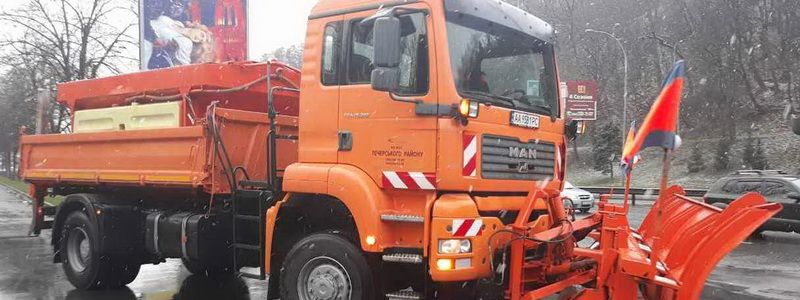 Непогода в Киеве: улицы города убирают более сотни спецмашин