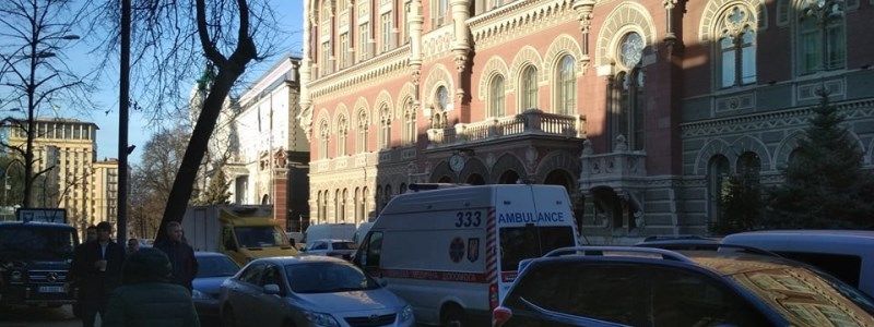В Киеве возле Нацбанка внезапно умер мужчина