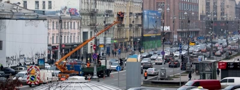 Большая пробка на Крещатике: водители негодуют из-за замены рождественской иллюминации