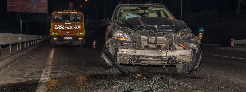 В Киеве на съезде с Дарницкого моста столкнулись Mercedes и Kia