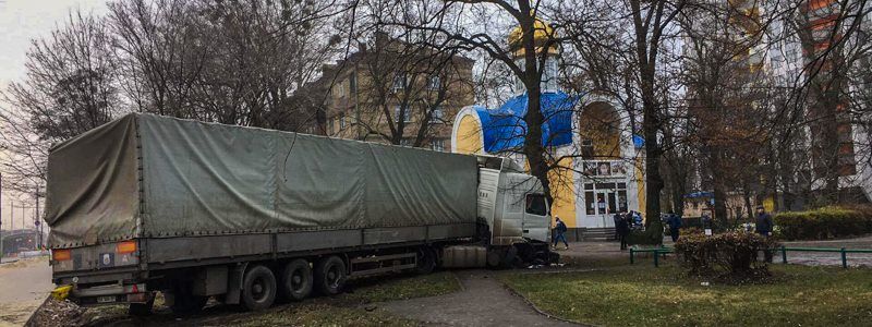 На Нивках дерево спасло церковь от столкновения с фурой