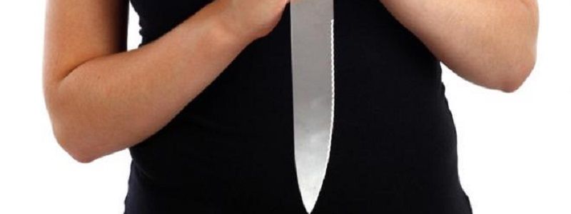 В Киеве агрессивная женщина подрезала сожителя