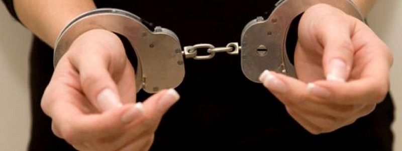 Под Киевом наркодилерша делала закладки с марихуаной и прятала пистолет в микроволновке