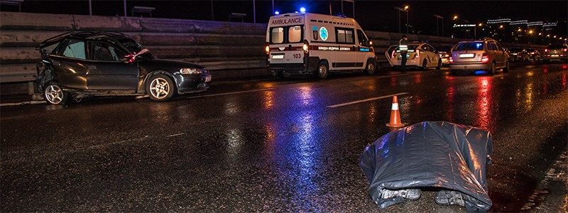 На Южном мосту бензовоз протаранил легковушку: два человека погибли