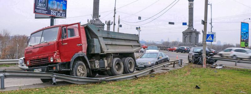 ДТП на мосту Патона: Touareg и грузовик встретились с фонарем и отбойником