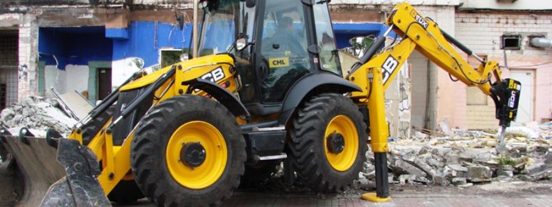 В Киеве попытались сжечь технику, которая сносит киоски