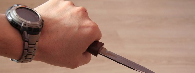 В Киеве парень ударил ножом пьющую мать