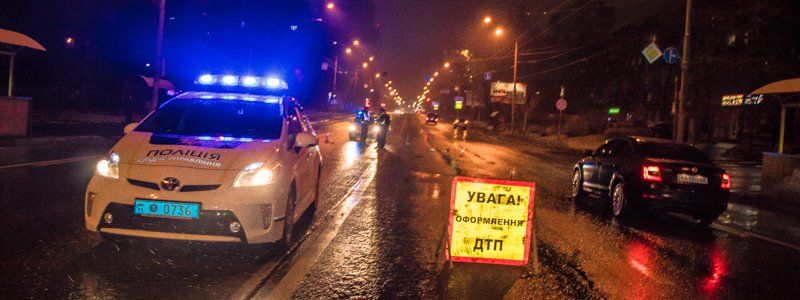 На Лобановского Volkswagen сбил двоих людей и скрылся с места ДТП