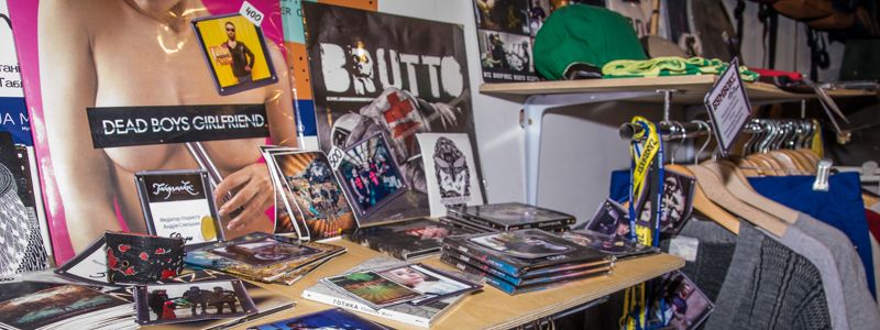 Виниловые пластинки и шутки музыкантов помогают детям и животным: в Киеве прошел благотворительный аукцион