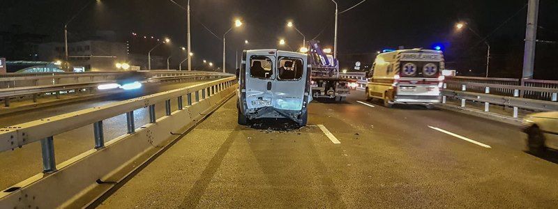 На Нивках автомобиль Honda не смог проехать мимо ДТП и присоединился