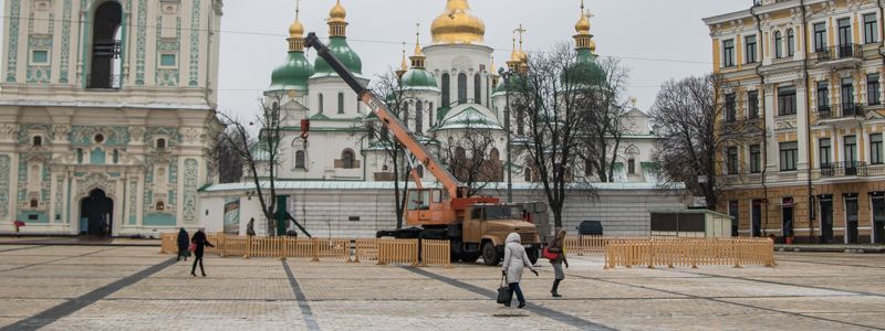 На Софиевской площади готовятся встречать новогоднюю елку