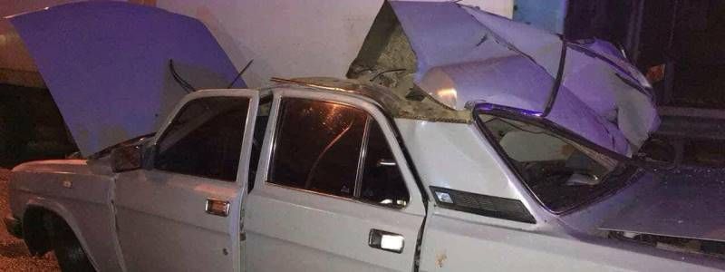 На Оболони пьяный водитель "Волги" въехал в грузовик: девушка в реанимации