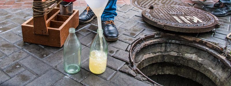 В  центре Киева проверяли нечистоты, плавающие под бизнес-центром