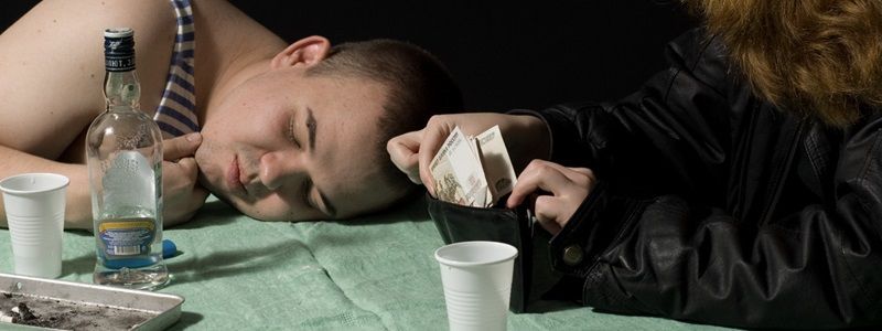 18-летняя клофелинщица с напарником грабили людей в Киеве