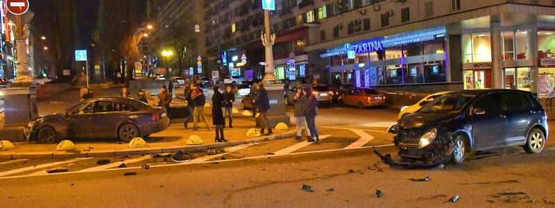 ДТП в центре Киева: Volkswagen на еврономерах влетел в фонарный столб