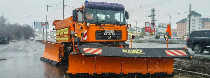 В Киеве усилила патрулирование снегоуборочная спецтехника