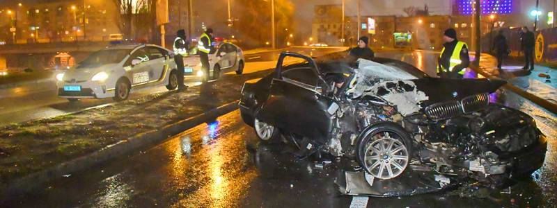 Возле Мининфраструктуры разбилось "в хлам" элитное авто: водитель сбежал