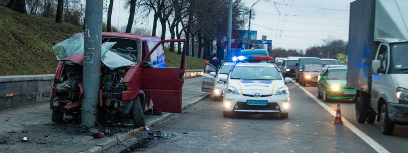 На Берестейской Volkswagen врезался в столб: водителя вырезали из машины