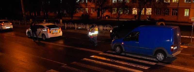 На Оболони водитель посадил девушку в свой Ford после того, как наехал на нее