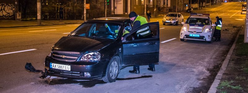 В Киеве Toyota Corolla снесла с дороги Chevrolet