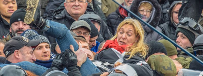 Баррикады, слезоточивый газ и вскрытие авто: как в центре Киева задерживали и освобождали Саакашвили