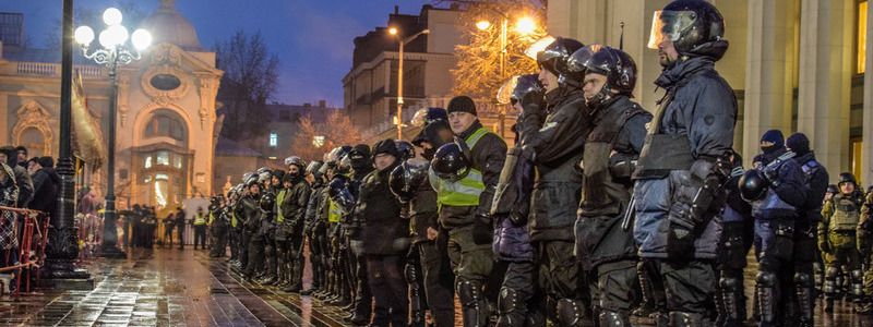 В стычке с активистами под Радой пострадали несколько полицейских