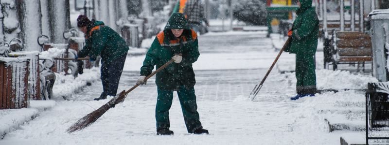 В Киев пришла зима: по тротуарам города ездят трактористы
