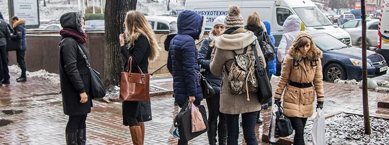 В центре Киева на холод выгнали более 50 журналистов и официантов