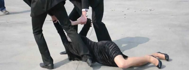 Похищение на Оболони: угрожая ножом, женщину посадили в Mercedes S500