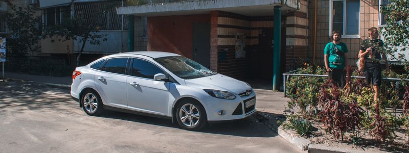 В Киеве ревнивец выбросил телевизор на машину "конкурента"