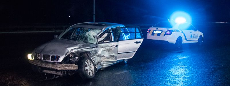 В Киеве на Кольцевой BMW протаранил Renault и отправил водителя в больницу