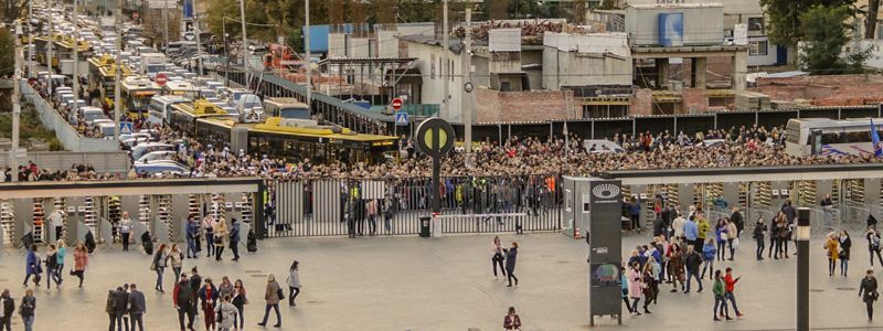 Фанаты Энрике Иглесиаса спровоцировали в центре Киева транспортный коллапс