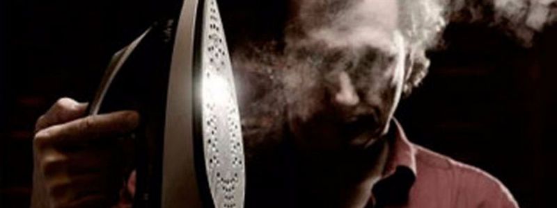 В Киеве двое экс-милиционеров пытали человека горячим утюгом