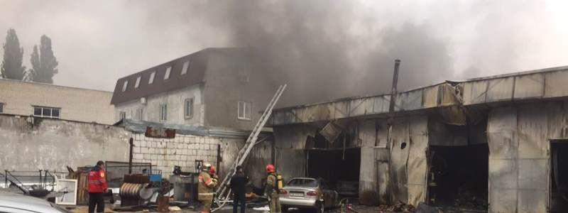В Киеве вспыхнул ангар с автомобилями: едкий и черный дым затянул все вокруг
