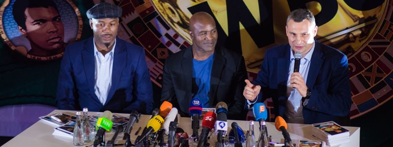 В Киеве фанаты бокса атаковали торговый центр в попытках получить заветный автограф