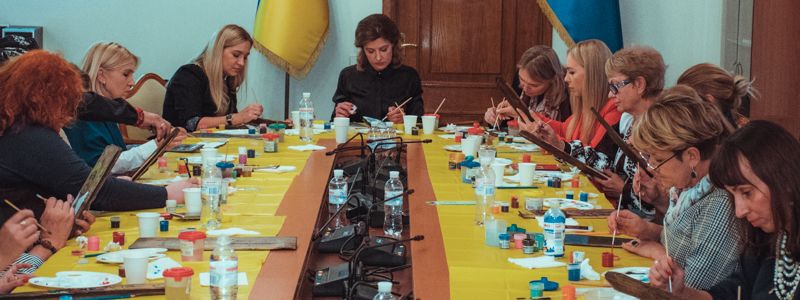 В Киеве Марина Порошенко с известными украинками рисовали ангелов в помощь воинам АТО