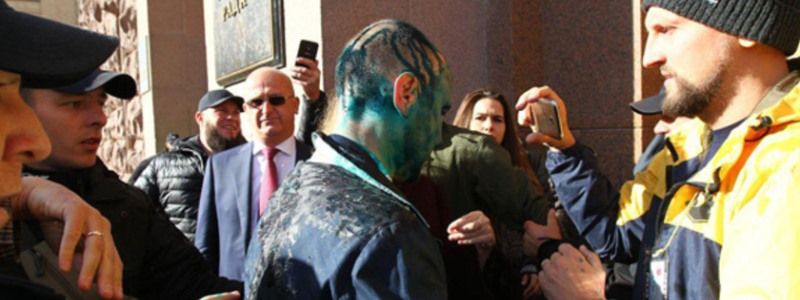 У депутата Киевсовета химический ожог глаз от зеленки: что грозит напавшим на Гусовского