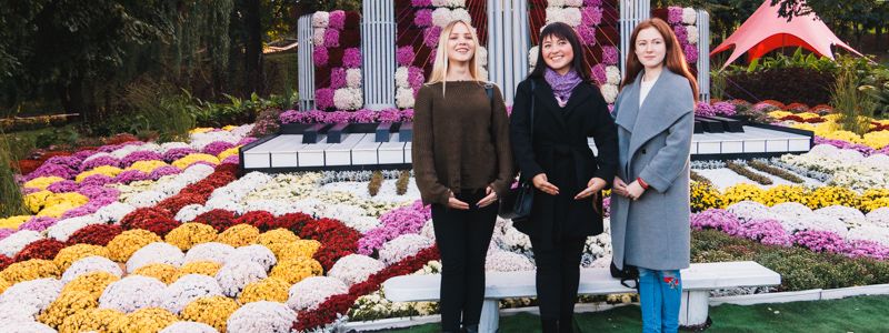 В Киеве тысячи хризантем превратили Певческое поле в музыкальный фестиваль