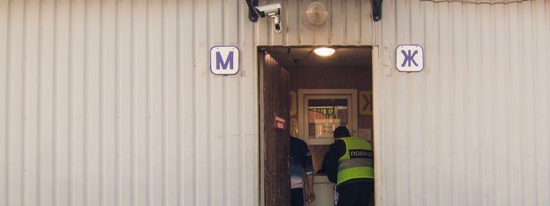 В Киеве на "Лесной" люди ходили в общественный туалет мимо трупа