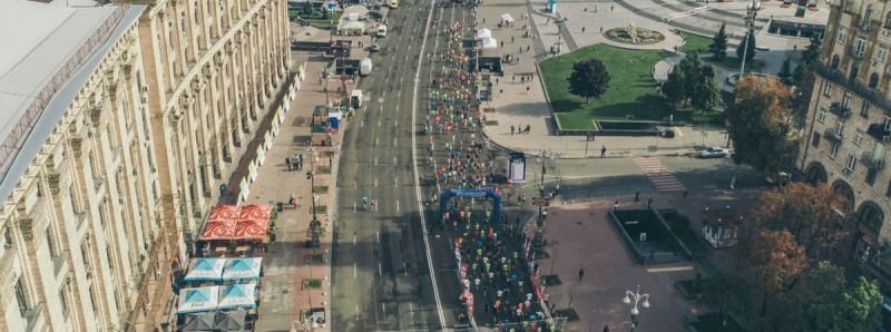 В Киеве тысячи бегунов дали старт Wizz Air Kyiv City Marathon